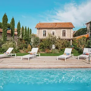 https://la-bastide-du-pre-jules.fr-provencehotel.com